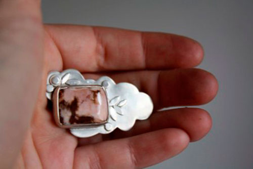 Jionni, sunset brooch in silver and pink ocean agate