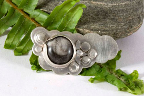 Lumi, vegetal brooch in sterling silver and fossil agate