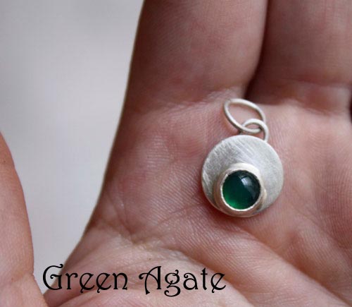 Daurai, May birthstone, green agate, and round sterling silver pendant