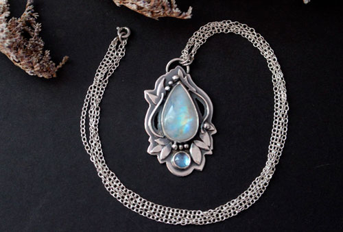 Luinil, elven necklace in sterling silver, blue zircon and rainbow moonstone