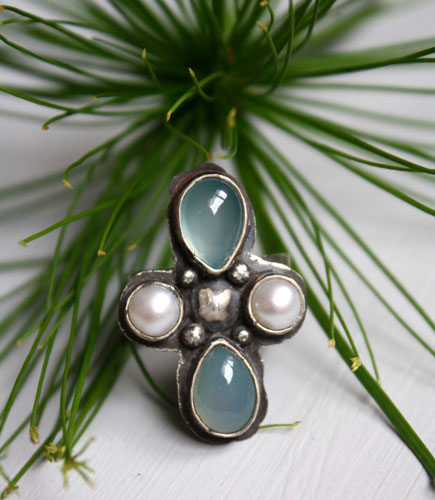 Sirocco, wind rose ring in sterling silver, chalcedony and freshwater pearl