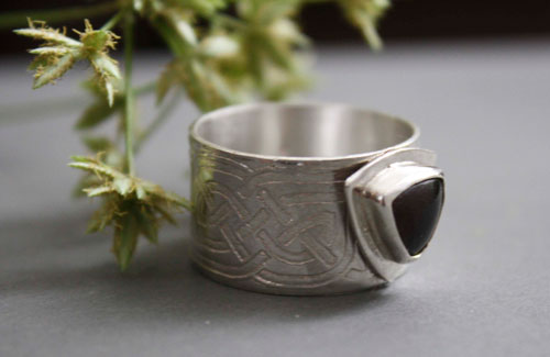 The Druid’s ring, Celtic ring in sterling silver and garnet