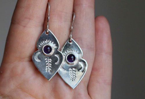 Yuma, arrowhead earrings in sterling silver and amethyst