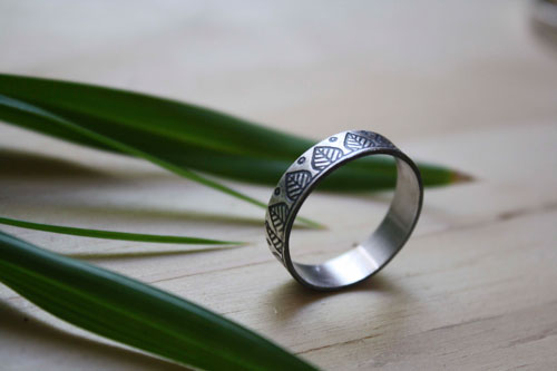 Balance, leaf engraved ring in sterling silver