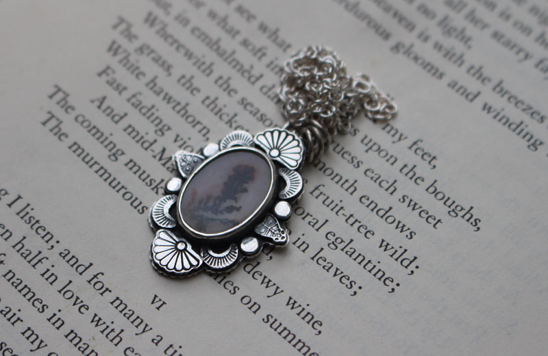 Be still my soul, flower necklace in silver and dendritic agate