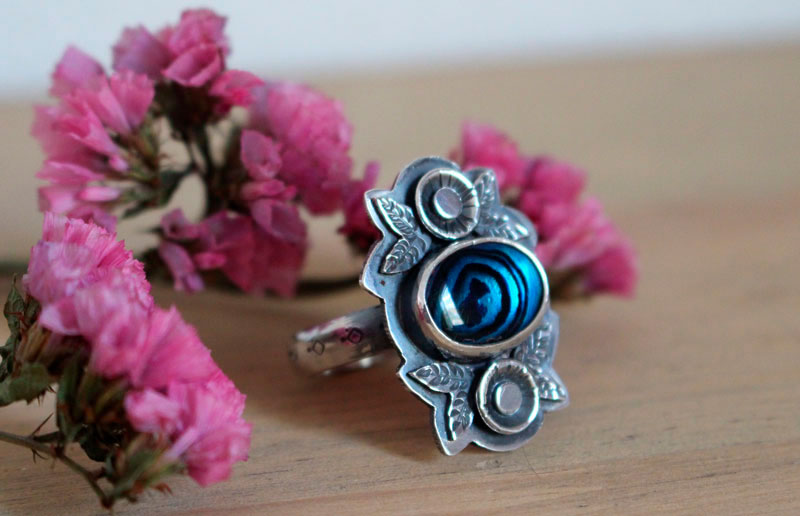 Blue from the sea, flower and shell ring in silver and paua