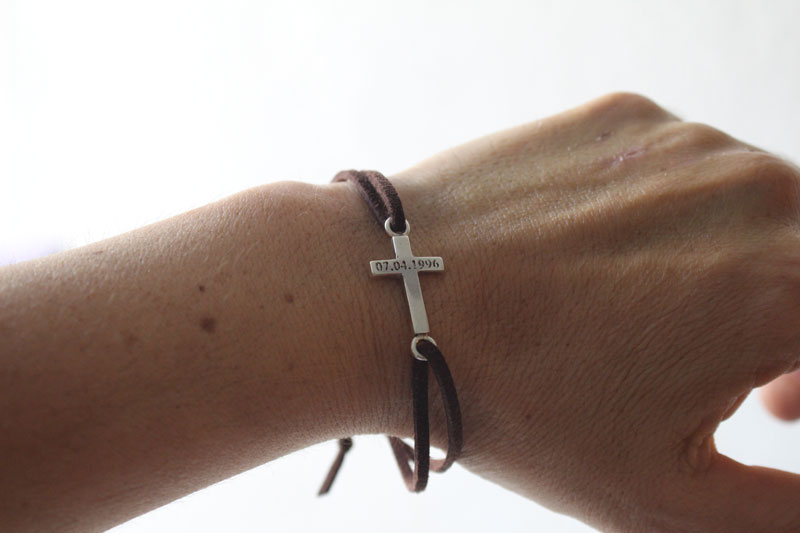 Decision, engraved cross bracelet in silver and suede cord