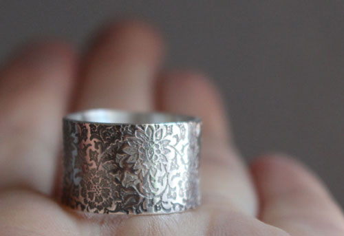 Forgotten garden, engraved flower ring in sterling silver