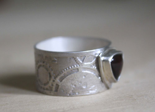 Sherlock Holmes, Neo-Victorian steampunk gear ring in silver and garnet 