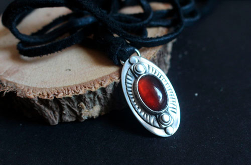 The eye of the dream, encouragement necklace in silver and garnet 