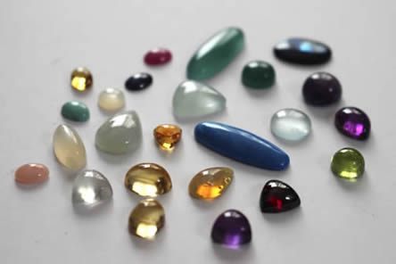 Selection of cabochons of different shapes for the creation of a jewel that resembles you with your birthstones