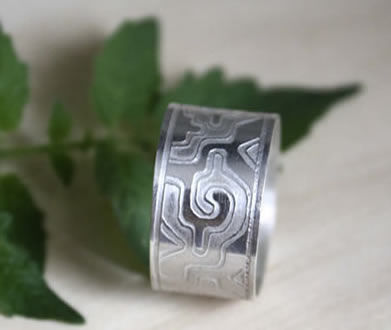 Ga Yixe Mexican ring with a curvaceous Mexican Greek design