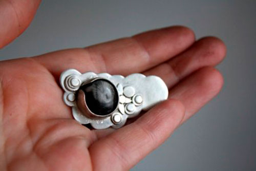Lumi, vegetal brooch in sterling silver and fossil agate