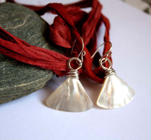 Geisha, fan earrings in sterling silver and nacre