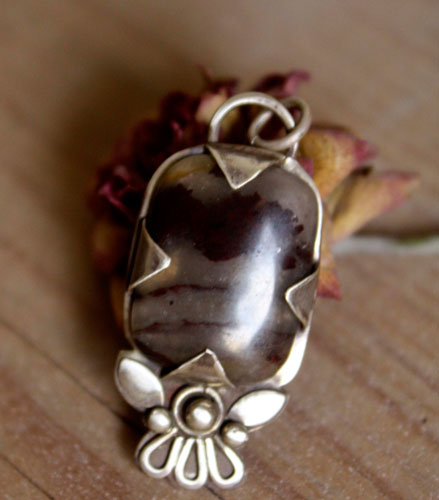 Loha, blossom details pendant in sterling silver and iron jasper
