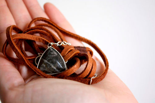 Sagar, character bracelet in sterling silver, leather and fossil agate