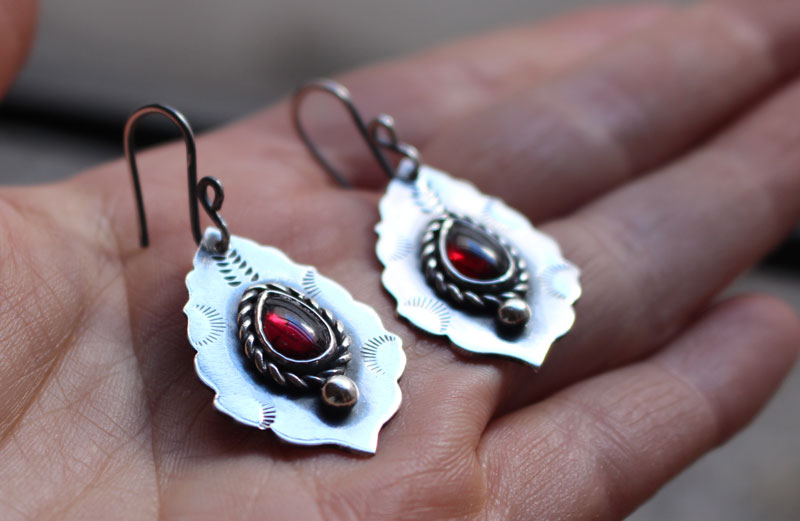 Adeona, roman antique architecture earrings in sterling silver and garnet 