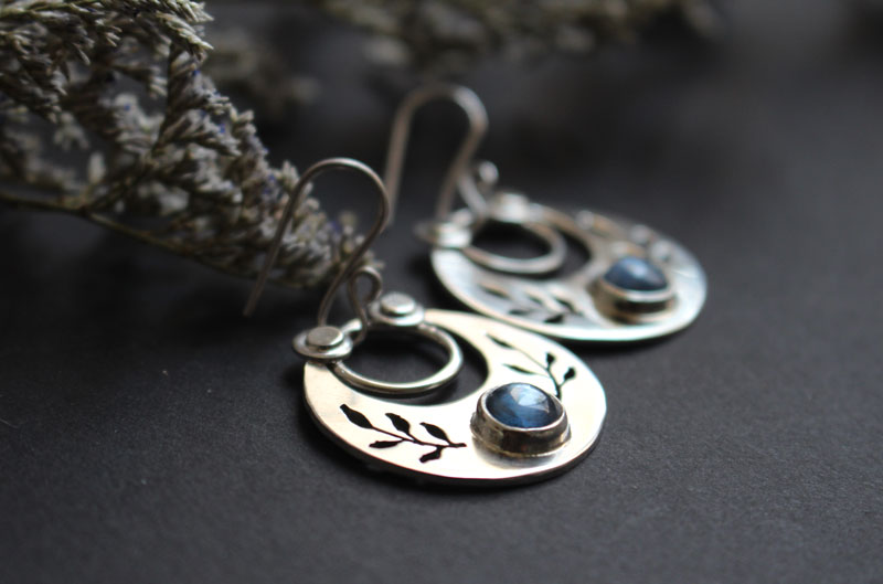 After dusk, leaves earrings in sterling silver and kyanite