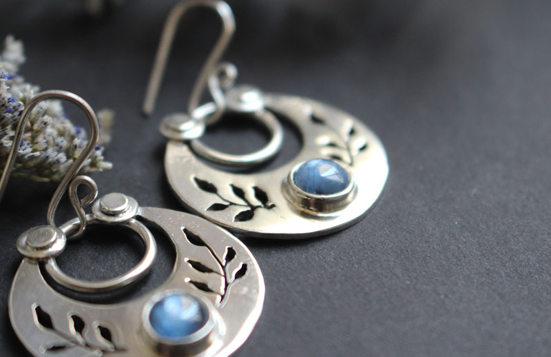 After dusk, leaves earrings in sterling silver and kyanite