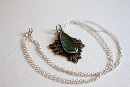 Boheme flower, blue flower necklace in sterling silver and labradorite