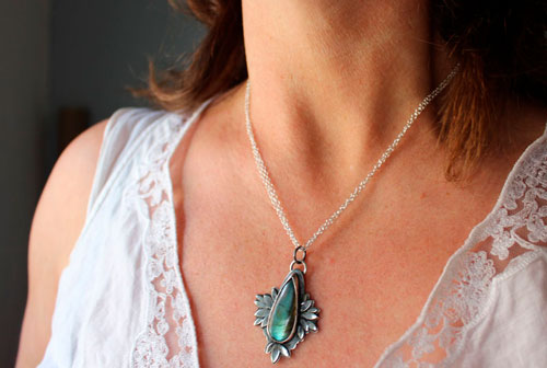 Boheme flower, blue flower necklace in sterling silver and labradorite