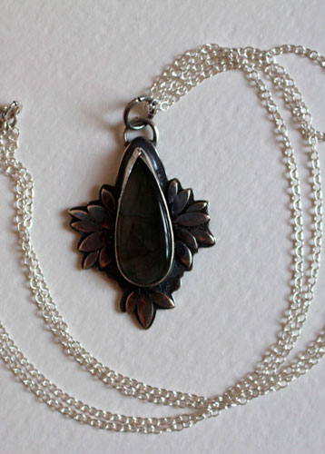 Boheme flower, blue flower necklace in sterling silver and labradorite