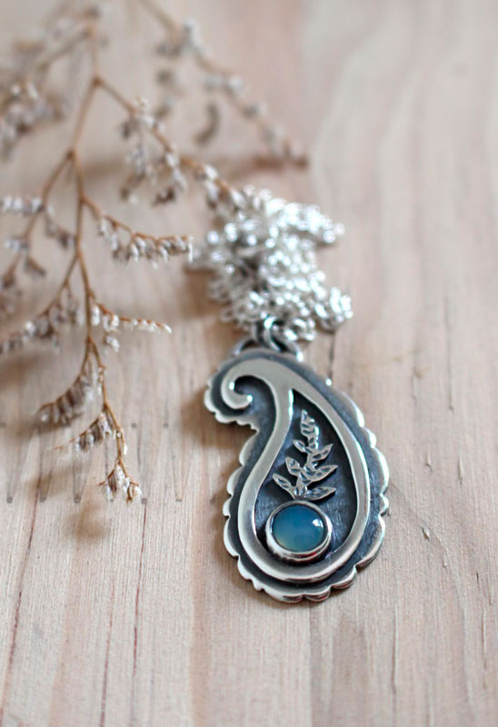 Cashmere, Indian paisley necklace in sterling silver and chalcedony