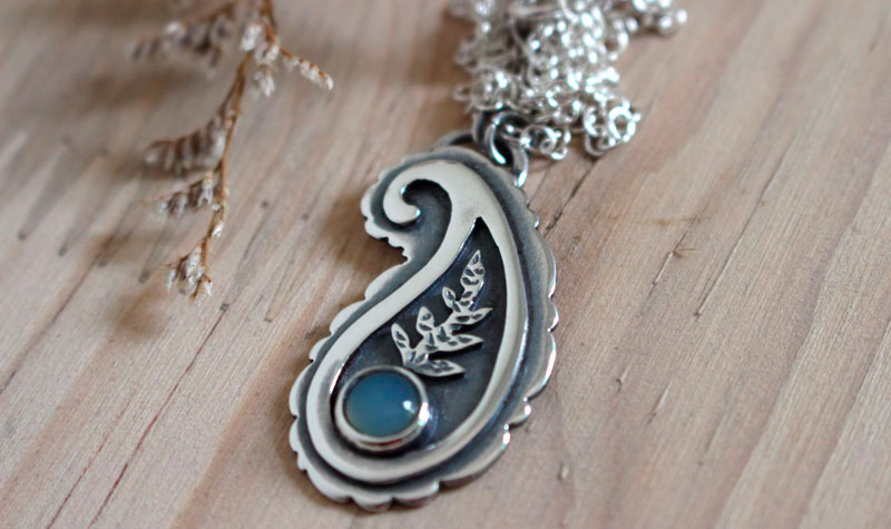 Cashmere, Indian paisley necklace in sterling silver and chalcedony