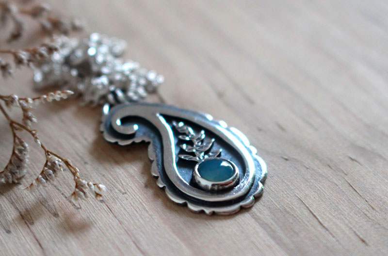 Cashmere, Indian paisley necklace in sterling silver and chalcedony