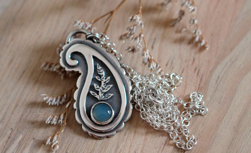 Cashmere, Indian paisley necklace in sterling silver and chalcedony