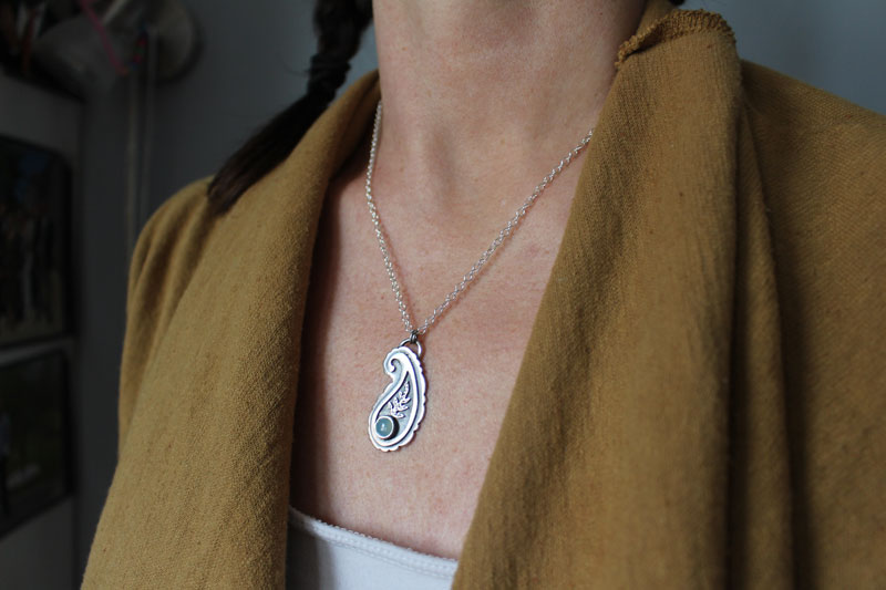 Cashmere, Indian paisley necklace in sterling silver and chalcedony