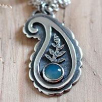 Cashmere, Indian paisley necklace in sterling silver and chalcedony