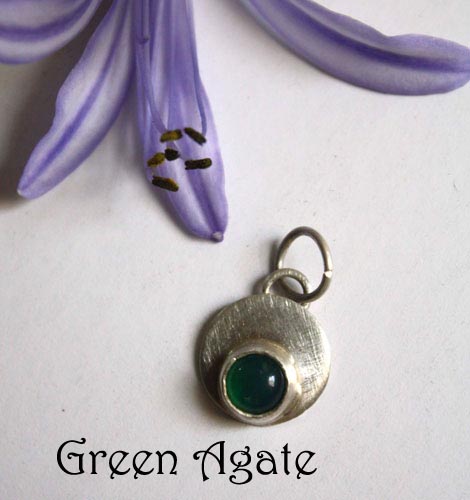 Daurai, May birthstone, green agate, and round sterling silver pendant