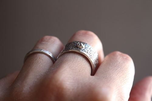 Eternity, pomegranate ring in sterling silver and diamonds 