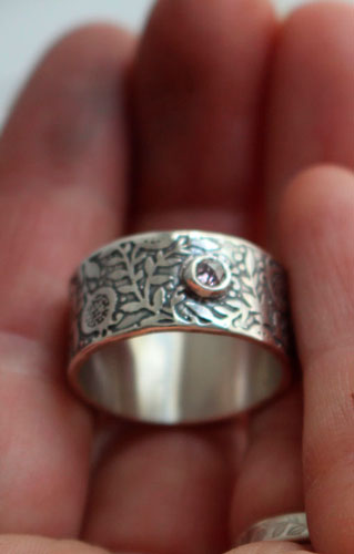 Eternity, pomegranate ring in sterling silver and diamonds 