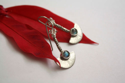 Isis, Egyptian earrings in sterling silver and labradorite