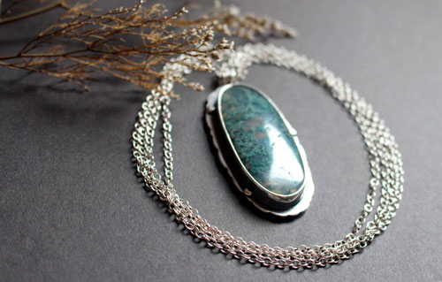 Love gives roots, romantic necklace in sterling silver and moss agate