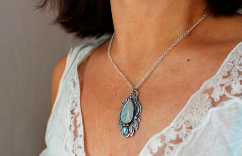 Luinil, elven necklace in sterling silver, blue zircon and rainbow moonstone