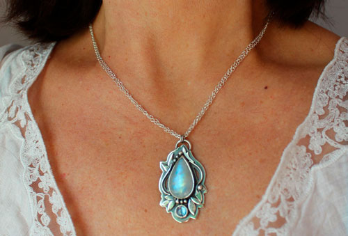 Luinil, elven necklace in sterling silver, blue zircon and rainbow moonstone