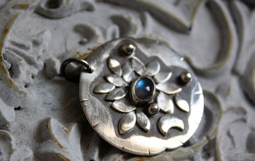 Moonlight waterlily, vegetal pendant in sterling silver and labradorite