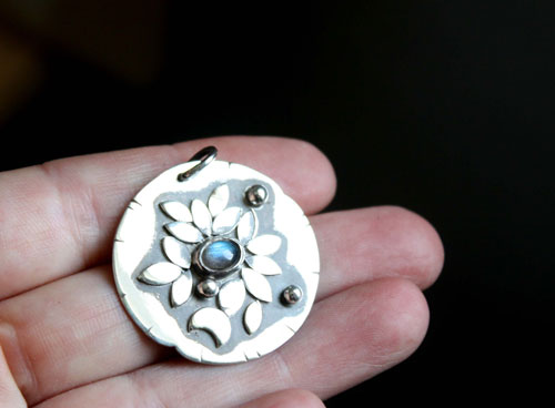 Moonlight waterlily, vegetal pendant in sterling silver and labradorite