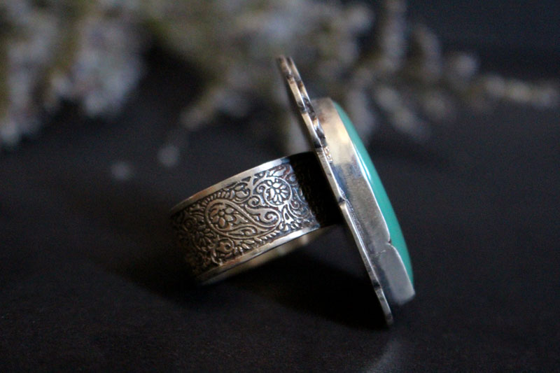 Nature's realm, paisley ring in sterling silver and chrysoprase
