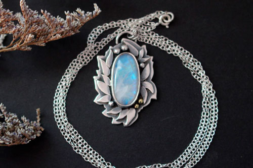 Ondolindë, fairy foliage necklace in sterling silver and rainbow moonstone