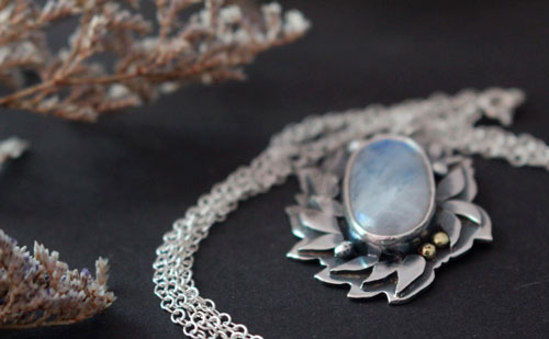 Ondolindë, fairy foliage necklace in sterling silver and rainbow moonstone