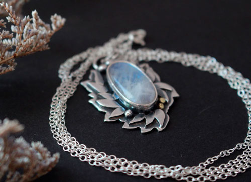 Ondolindë, fairy foliage necklace in sterling silver and rainbow moonstone