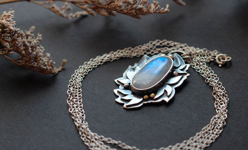 Ondolindë, fairy foliage necklace in sterling silver and rainbow moonstone