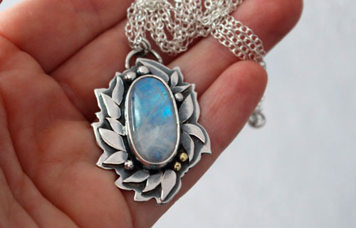 Ondolindë, fairy foliage necklace in sterling silver and rainbow moonstone