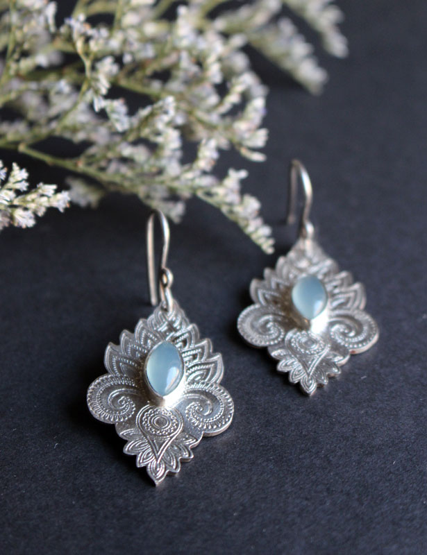 The color of water, oriental earrings in sterling silver and chalcedony