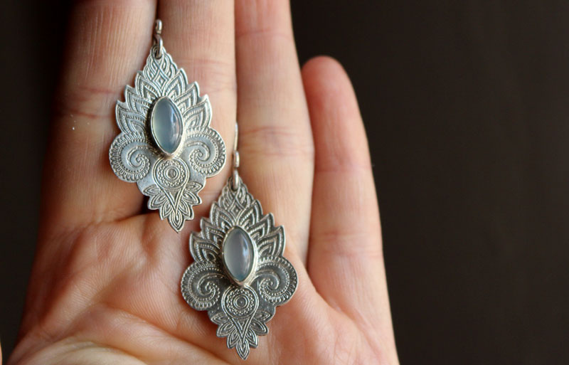 The color of water, oriental earrings in sterling silver and chalcedony