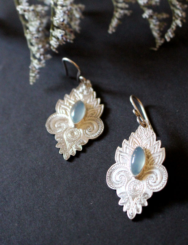 The color of water, oriental earrings in sterling silver and chalcedony